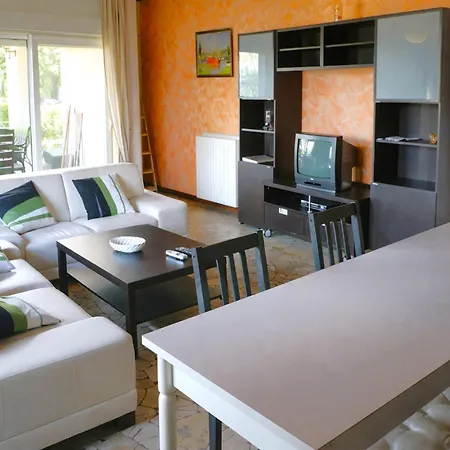 Detached In Di Bedero *