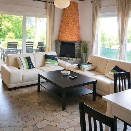 Detached In Di Bedero Villa Brezzo